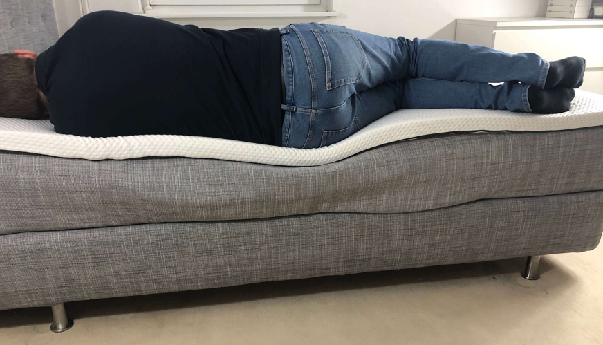 persona-che-dorme-di-lato-sul-bordo-con-topper-emma